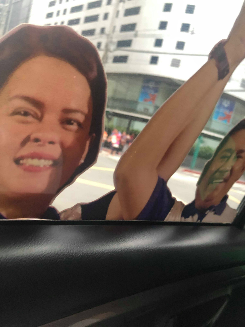 HUGPONG SLATE CANDIDATE. In another sourced photo, the other side of the vehicle shows Mangudadatu and Hugpong ng Pagbabago chairperson and Davao City Mayor Sara Duterte on the decal. Sourced photo 