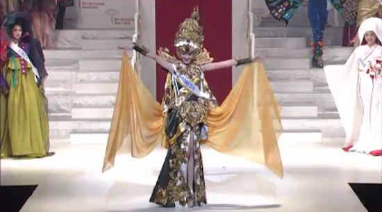 Felicia Hwang tampil dengan busana nasional Indonesia bertema Dewi Shinta.   