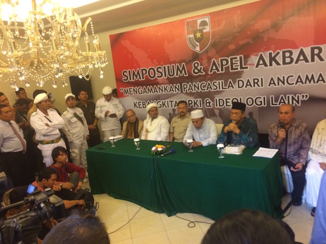 KONFERENSI PERS. Tokoh pensiunan militer dan tokoh gerakan Islam menggelar jumpa pers di sela-sela Simposium tandingan, Selasa, 1 Juni 2016. Foto oleh Febriana Firdaus/Rappler