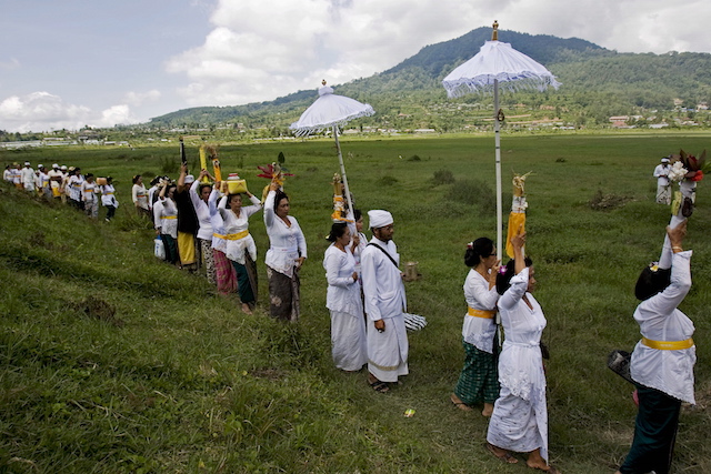 Umat Hindu di Bali berjalan di sekitar Danau Buyan, Singaraja, 20 April 2008. Dalam upacara ini, umat Hindu diajak untuk menghormati alam agar dapat hidup seimbang. Foto oleh Made Nagi/EPA 