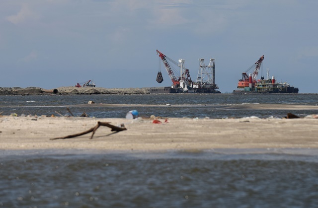 Aktivitas proyek pembangunan salah satu pulau kawasan reklamasi Teluk Jakarta di Pantai Utara Jakarta, Selasa, 5 April. Foto oleh Wahyu Putro A./ANTARA 