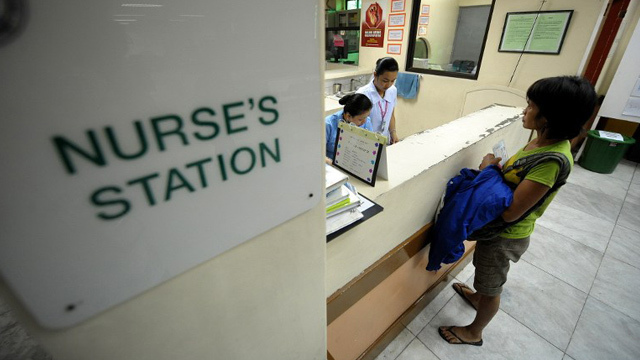 PUBLIC HEALTH. Nurses tend to a woman at the Jose R. Reyes Memorial Medical Center in Manila. File photo by Agence France-Presse 