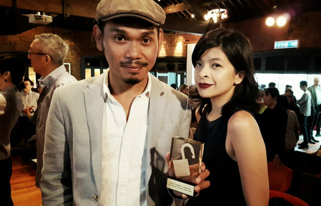IMPUNITY SERIES. Rappler's Patricia Evangelista (right) and Carlo Gabuco (left) bag the grand prize for English multimedia on May 13, 2017, at the Human Rights Press Awards.     