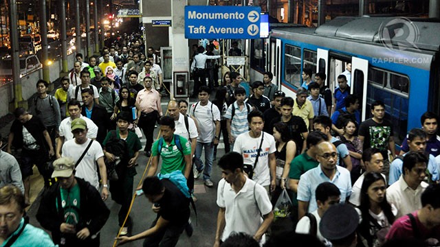 MRT3 OPERATIONS. File photo shows MRT3 passengers masses at a station. 
