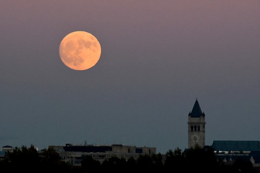 Penampakkan super moon di Washington, DC, Minggu (13/11). Foto oleh Eva HAMBACH / AFP 