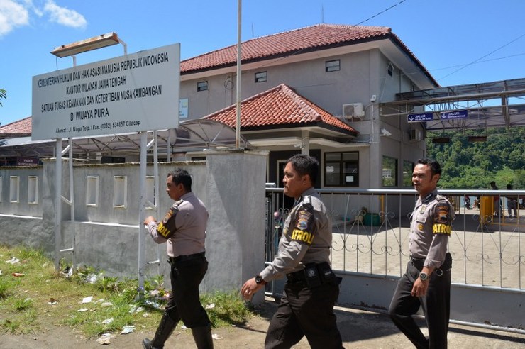 Indonesian police patrol maximum security prison Nusa Kambangan in Cilacap, Central Java province, on January 16, 2015 prior to the scheduled execution of drug convicts on January 18. Dida Nuswantara/AFP