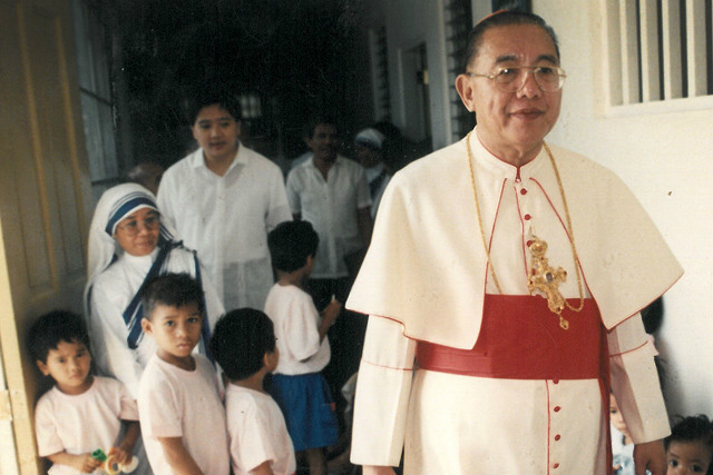 MENTOR AND AIDE. The late Manila Archbishop Jaime Cardinal Sin (right) served as the mentor of then Father Socrates Villegas (left), now archbishop of Lingayen-Dagupan and president of the Catholic Bishops' Conference of the Philippines. File photo from CBCP  