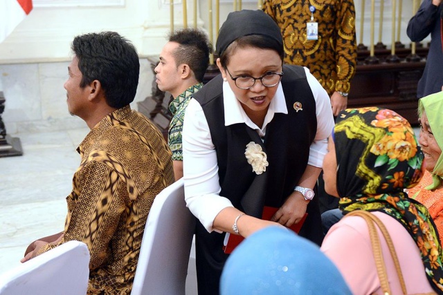 SAPA KELUARGA. Menteri Luar Negeri Retno Marsudi, menyapa keluarga ABK Naham 3 yang menghadiri serah terima di Gedung Pancasila, Kemlu pada Senin, 31 Oktober. Foto oleh Kementerian Luar Negeri 