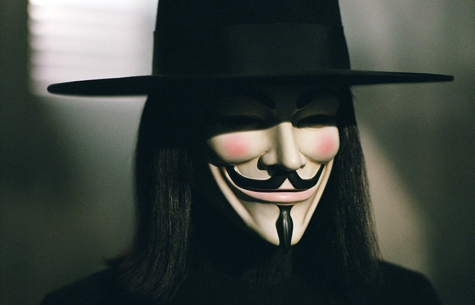 Topeng Guy Fawkes seperti dikenakan oleh karakter V dalam film ‘V for Vendetta’. Foto dari Facebook.com/VforVendettaFilm 