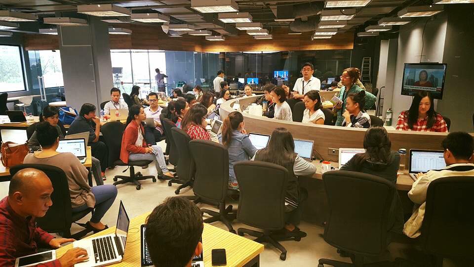 MEETING. Rappler staff huddle in preparation for election coverage in 2016.