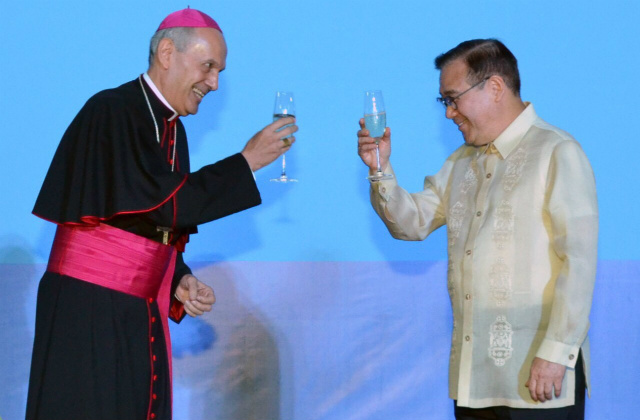 CHEERS. Foreign Secretary Teodoro 'Teddyboy' Locsin Jr and papal nuncio Archbishop Gabriele Giordano Caccia, dean of the diplomatic corps, exchange toasts at the vin dâhonneur held at the Department of Foreign Affairs on November 7, 2018. Photo by Clark Galang/DFA 