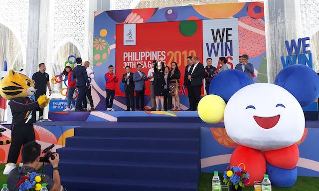 HANDOVER CEREMONY. 2019 SEA Games mascot Pami, the smiling sponge ball, makes an appearance in the official handover ceremony in Kuala Lumpur, Malaysia. Photo courtesy of Philippine Sports Commission 