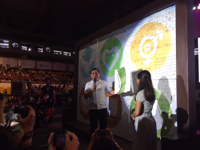 PLEDGE. Advocates and representatives from government vow to support policies that would advance the rights of teenage girls. Photo by Patty Pasion/Rappler 