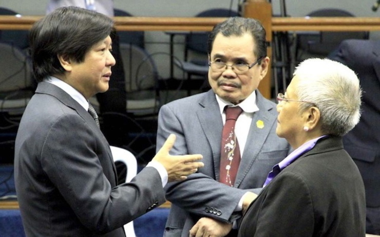 HEARINGS. Senator Bongbong Marcos (left), chair of the Senate Committee on Local Government, talks to Office of the Presidential Adviser on the Peace Process (OPAPP) Secretary Teresita Quintos-Deles (right) and Bangsamoro chairman Mohaguer Iqbal (center) before the start of a briefing on the proposed Bangsamoro Basic Law. File photo by Albert Calvelo/PRIB