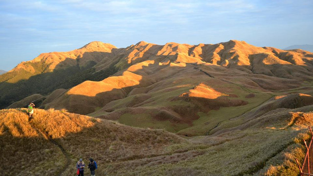 MOUNT PULAG. One of the highest-earning protected areas in the country, Mount Pulag in Benguet, is threatened by pressures like growing number of visitors, trails and roads. Photo by Jodesz Gavilan/Rappler 