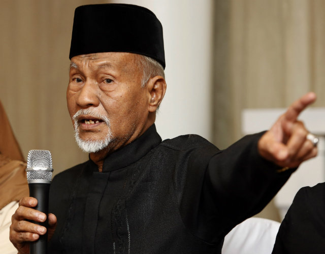 SABAH CLAIM. Sultan Esmail Kiram II gestures during a press conference on the 2013 Lahad Datu, Sabah standoff. The briefing was held in Makati in March 2013. File photo by Rolex Dela Pena/EPA  