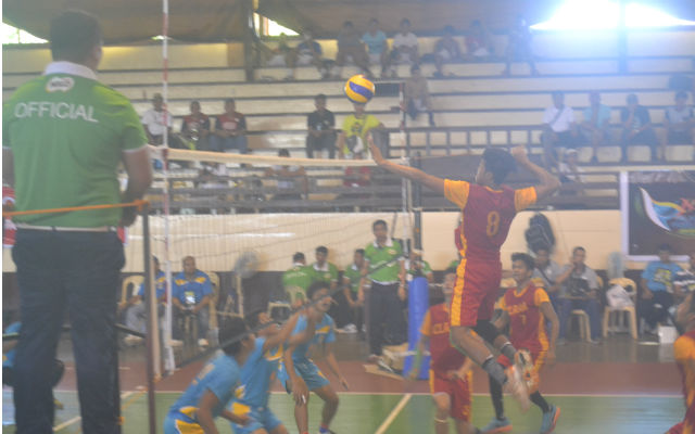 FORMIDABLE ATTACK. Manuel Andrei Medina of CLRAA adds a powerful spike to his barrage of offenses. Photo by Harley Aglosolos/ Rappler 