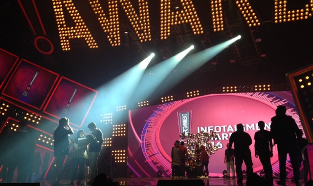 PENGHARGAAN. Anugerah Infotainment Awards ditayangkan secara langsung di SCTV. Foto dari Twitter/@sctv_ 