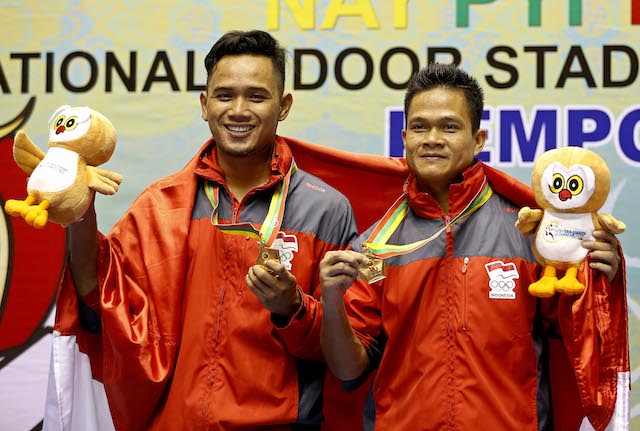 Atlet kempo Indonesia David Sulaeman dan Panji Gaza Ragabangsa saat meraih medali emas dalam SEA GAMES ke-27 di Yangon, Myanmar, 21 Desember 2013. Foto oleh EPA 