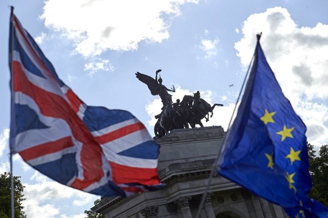 BREXIT UNCERTAINTY. Union and European flags flutter in the breeze in central London. Photo by Niklas Hallen/AFP 