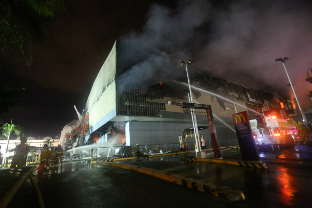 MALL FIRE. Firefighters try to contain the fire that hit the NCCC Mall in Davao City on December 23, 2017. Photo by Manman Dejeto/Rappler   