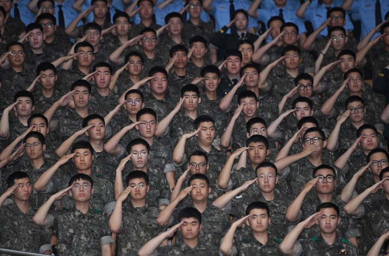 ANNIVERSARY.South Korean soldiers salute during a ceremony marking the 68th anniversary of the outbreak of the Korean War in Seoul on June 25, 2018. The 1950-53 Korean War ended in an armistice with no peace treaty.
Jung Yeon-je / AFP 