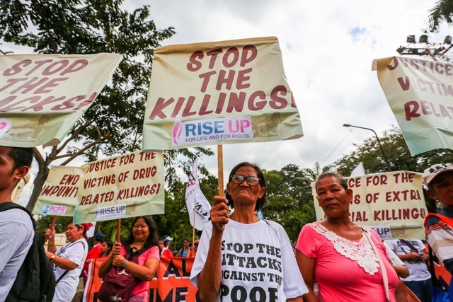JUSTICE. Families of victims of extrajudicial killings call for justice. File photo by Maria Tan/Rappler 
