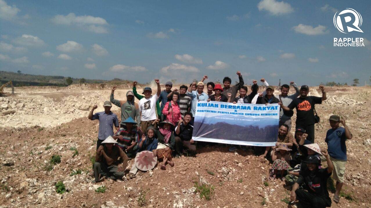 Warga mendatangai lokasi penambangan di Pegunungan Kendeng untuk menyampaikan penolakan mereka terhadap penambangan oleh PT Semen Indonesia. Foto oleh Fariz Fardianto/Rappler 