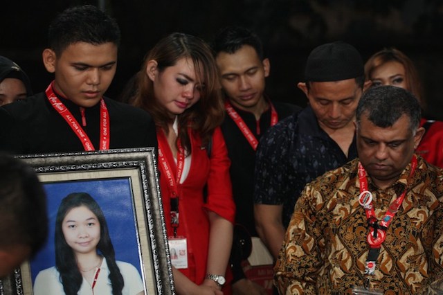 CEO of AirAsia Tony Fernandes attending a funeral ceremony for Khairunisa Haidar Fauzi, a flight attendant onboard AirAsia flight QZ8501, in Palembang, on Jan. 2 Photo by Abdul Qodir/AFP