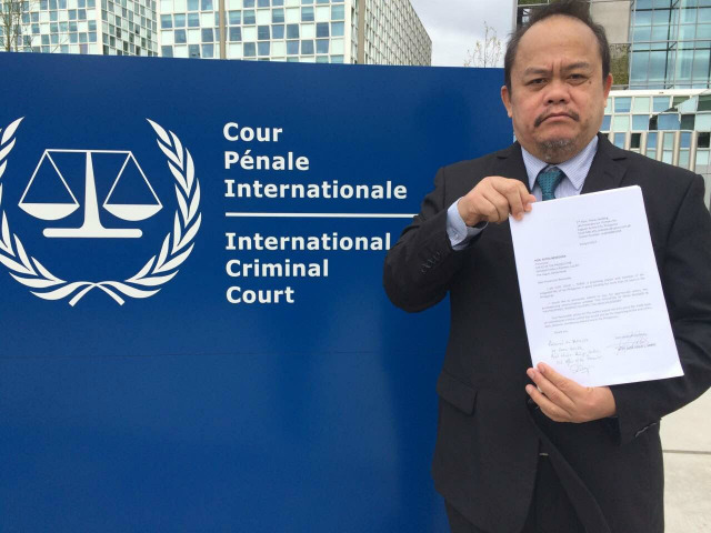 COMPLAINT VS DUTERTE. Filipino lawyer Jude Sabio files a complaint against President Rodrigo Duterte before the International Criminal Court. All photos courtesty of Jude Sabio.  
