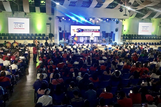GUBERNATORIAL FORUM. The two leading Bulacan gubernatorial candidates face off in an election forum organized by the Victory Christian Fellowship Bulacan. Photo by Rambo Talabong/Rappler 