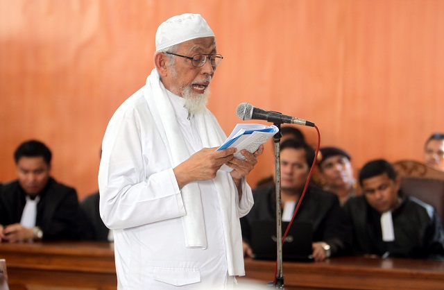 SIDANG. Abu Bakar Ba’asyir membacakan pembelaannya di Pengadilan Negeri Jakarta Selatan, 25 Mei 2011. Foto oleh Bagus Indahono/EPA 