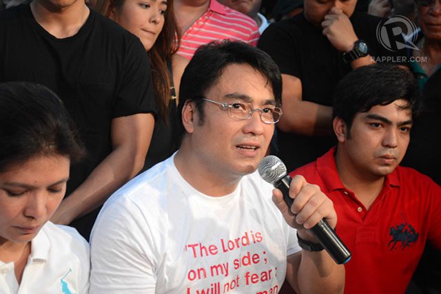 'I'M NOT ACTING.' Sen. Bong Revilla with his wife Lani and son Jolo. Photo by Jun Diestro/Rappler 
