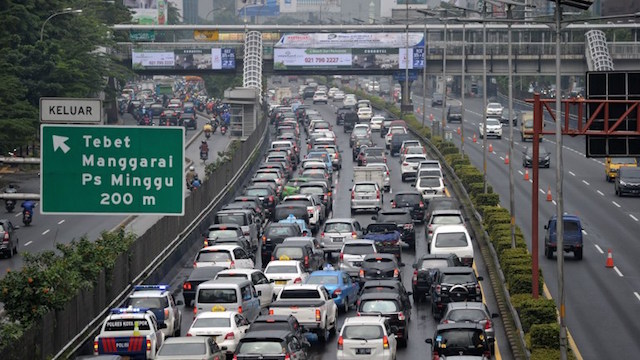 TARIF TOL NAIK. Akan diberlakukan tarif baru pada 15 ruas jalan tol di Jakarta dan beberapa provinsi lainnya mulai 1 November 2015. Traffic build up to avoid flooded areas in Jakarta on January 24, 2014. Foto oleh Bay Ismoyo/AFP 