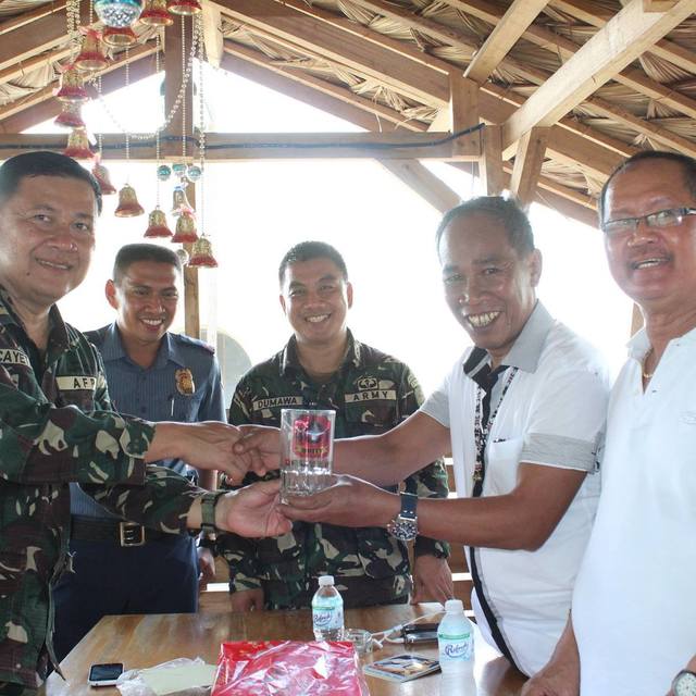 ADVOCATE. Malacañang says Agusan del Sur mayor Dario Otaza (2nd from right) was an 'invaluable partner' for peace in the region. Photo from Otaza's Facebook account  