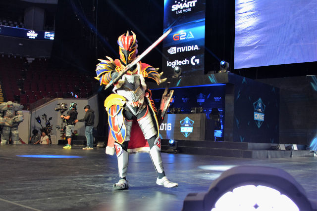 COSPLAY! This detailed Dragon Knight cosplay won the hearts of the fans and the judges. 