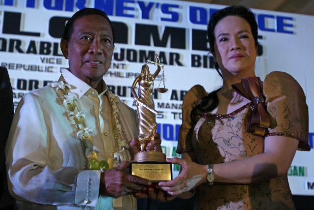 BINAY. Vice President Jejomar Binay receives from Public Attorney Office Percida Acosta the most outstanding Vice President award during the public attorneys confab on Tuesday October 14 at the Manila Hotel. Photo by Jose Del/Rappler