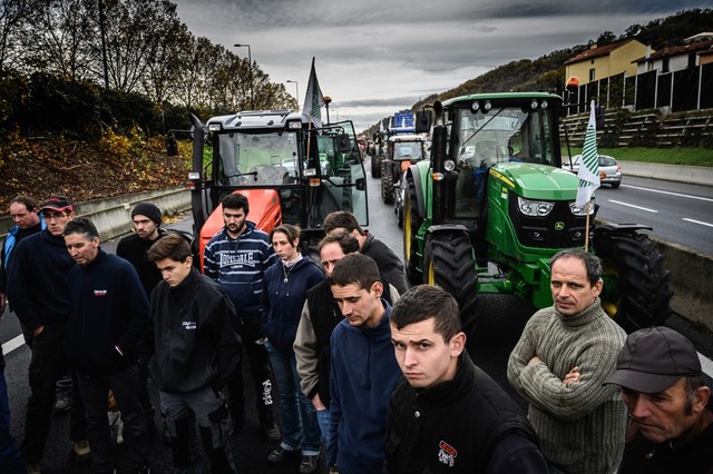 STRIKE. In this file photo taken on November 27, 2019, French farmers stand in front of their tractors as they block the traffic on the A47 motorway, in Givors, south of Lyon, central-eastern France, as part of a protest against government policies. Photo Jean-Philippe Ksiazek/AFP 