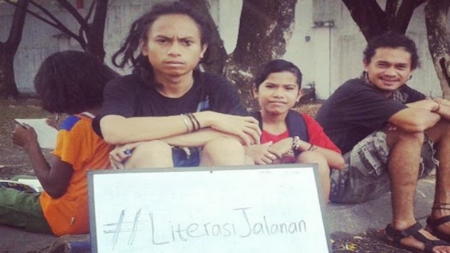 LITERASI JALANAN. Adlun Fiqri aktif dalam kegiatan Literasi Jalanan yang memberikan pendidikan alternatif pada anak di Ternate. Foto dari tuwala.blogspot.co.id  