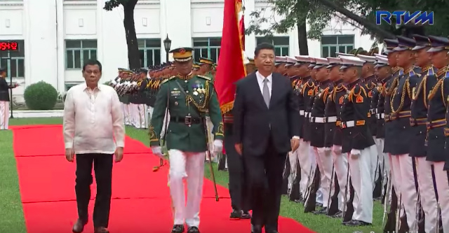 MISSING. The Philippine Presidential Flag is missing during the review of honor guards by Chinese President Xi Jinping and President Rodrigo Duterte. Screenshot from RTVM  