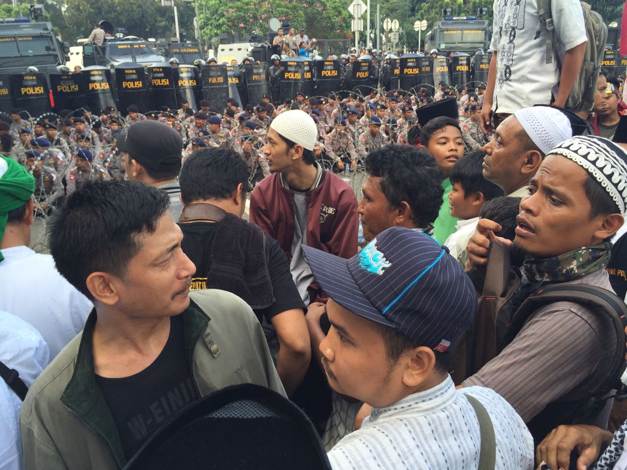 Pasukan Asmaul Husna duduk bersila di depan para demonstran di depan Istana Negara, Jumat (4/11). Foto oleh Santi Dewi/Rappler 