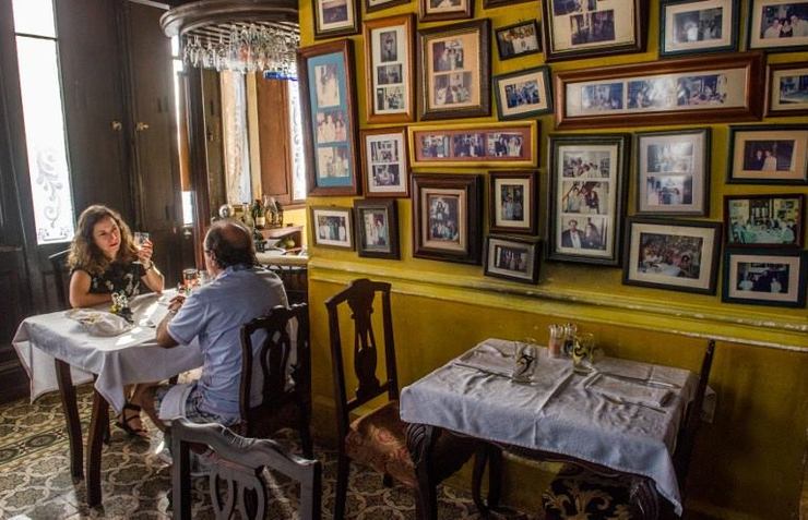 OPPORTUNITY. A Cuban couple eats at a private restaurant in Havana, on December 21, 2014. Photo by Yamil Lage / AFP
