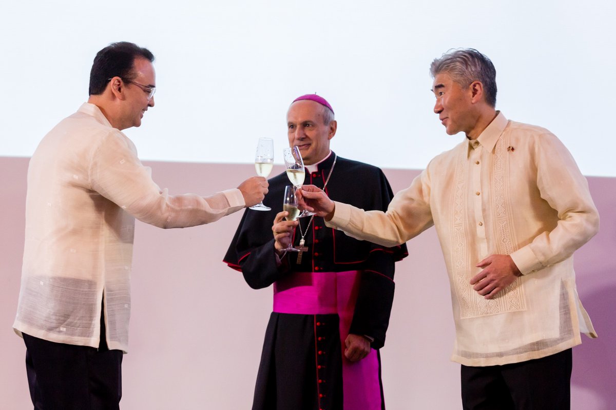 INDEPENDENCE DAY. Philippine Foreign Secretary Alan Peter Cayetano (left) and Papal Nuncio Archbishop Gabriele Giordano Caccia (center) grace the US Independence Day event hosted by US Ambassador to the Philippines Sung Kim on July 3, 2018. Photo courtesy of US embassy 