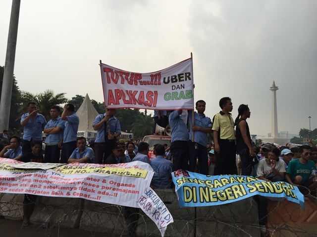 Para pengemudi angkutan umum darat berdemonstrasi di depan Istana Negara dan menuntut agar layanan transportasi online ditutup. Foto oleh Santi Dewi/Rappler 