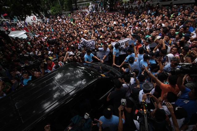 'DON'T INTERFERE.' Members of the Iglesia ni Cristo block a vehicle they believe is carrying Justice Secretary Leila de Lima at the DOJ in Padre Faura, Manila, on August 27, 2015. Photo by Joel Liporada/Rappler