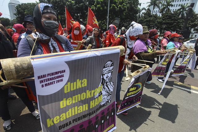 Parade Juang Perempuan Indonesia melakukan aksi perayaan Hari Perempuan Internasional di Jakarta, pada 8 Maret 2016. Foto oleh Muhammad Adimaja/Antara 