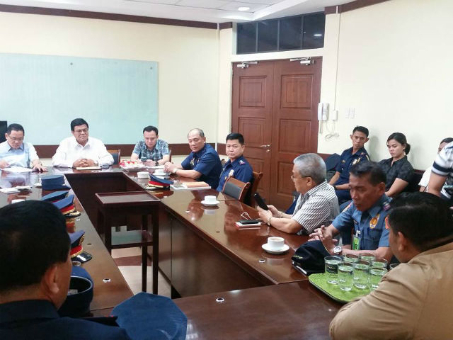 SECURITY MEETING. Vice Mayor Edgar Labella (2nd bfrom left) speaks with PNP officials on the anti-drug campaign in Cebu City. The council is set to meet with AFP officials on conducting joint patrols in the city. Photo from Vice Mayor Edgar Labella's Facebook page 