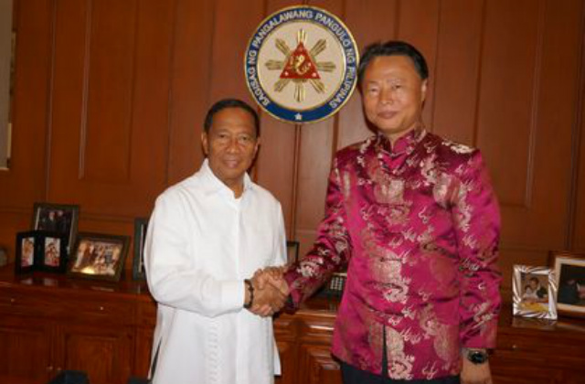 BOOSTING TIES. Chinese Ambassador to the Philippines Zhao Jianhua (right) pays a courtesy visit to Philippine Vice President Jejomar Binay (left) on April 15, 2014. Photo courtesy of the Chinese Embassy in the Philippines 