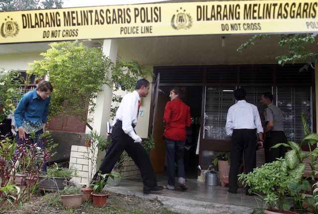 Polisi menyelidiki penembakan di Banda Aceh, November 2009. Foto oleh Hotli Simanjuntak/EPA 