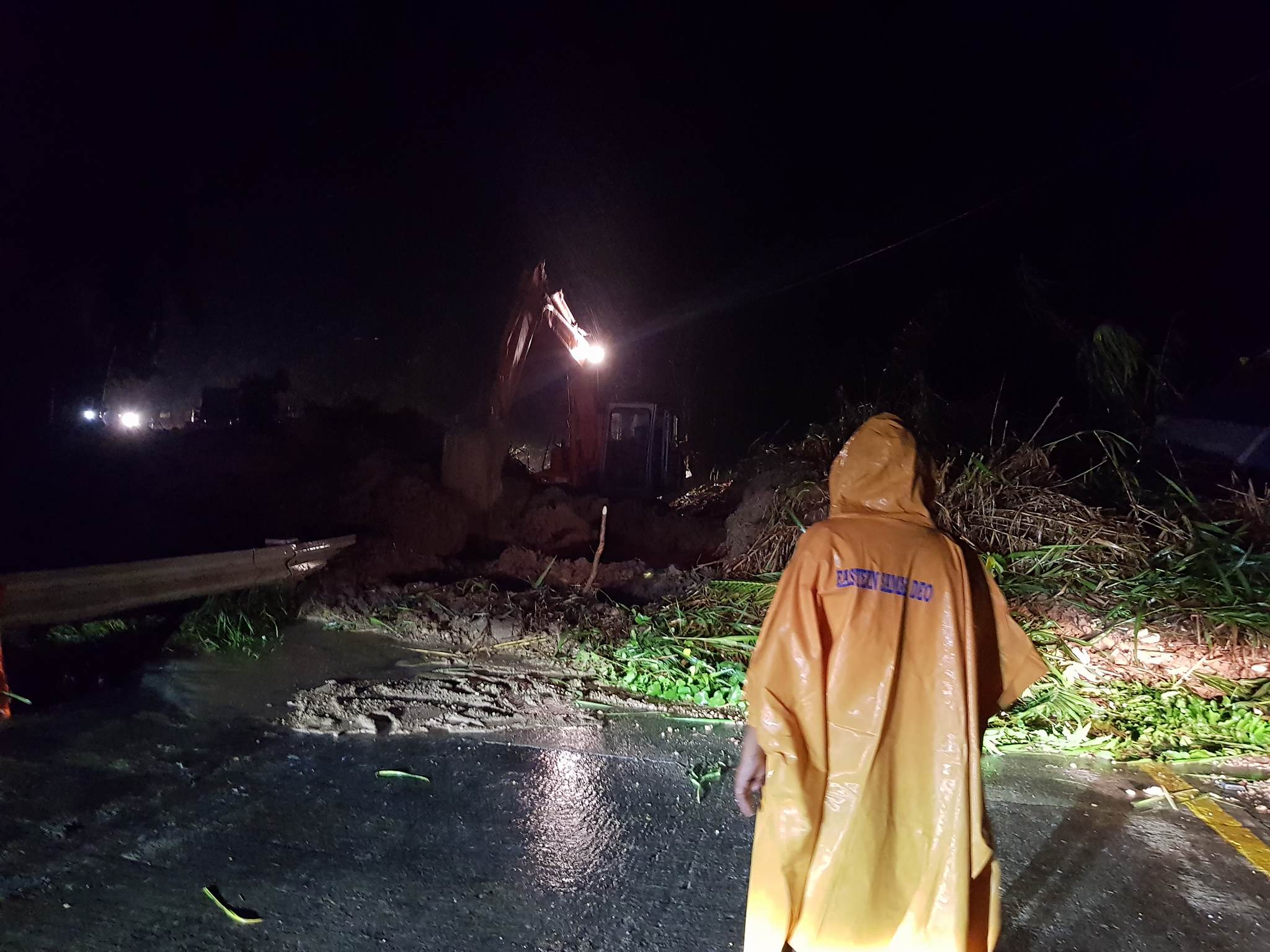 BLOCKED. Some roads in Barangay Paya, Giporlos town, Eastern Samar, are temporarily impassable due to landslide brought about by Tropical Storm Urduja (Kai-tak) on Thursday, December 14, 2017. Photo courtesy of DPWH Eastern Visayas office 